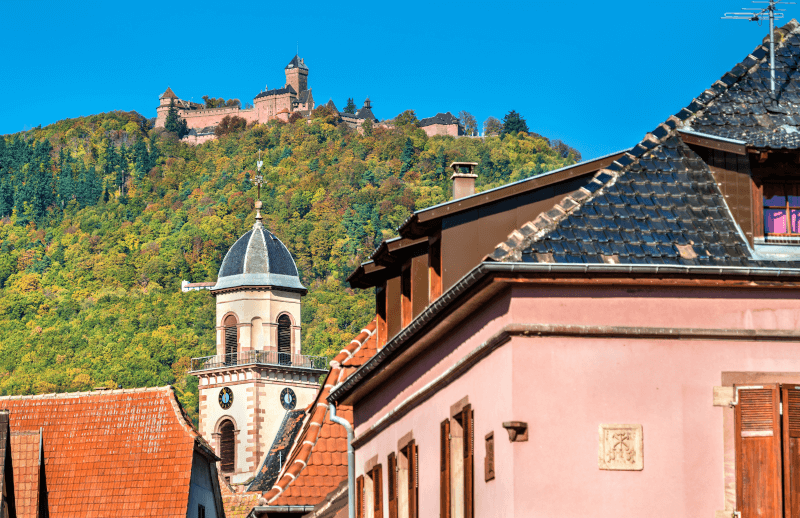 Uitzicht op de Haut-Koenigsbourg vanaf Saint Hippolyte Uitzicht op de Haut-Koenigsbourg vanaf Saint Hippolyte