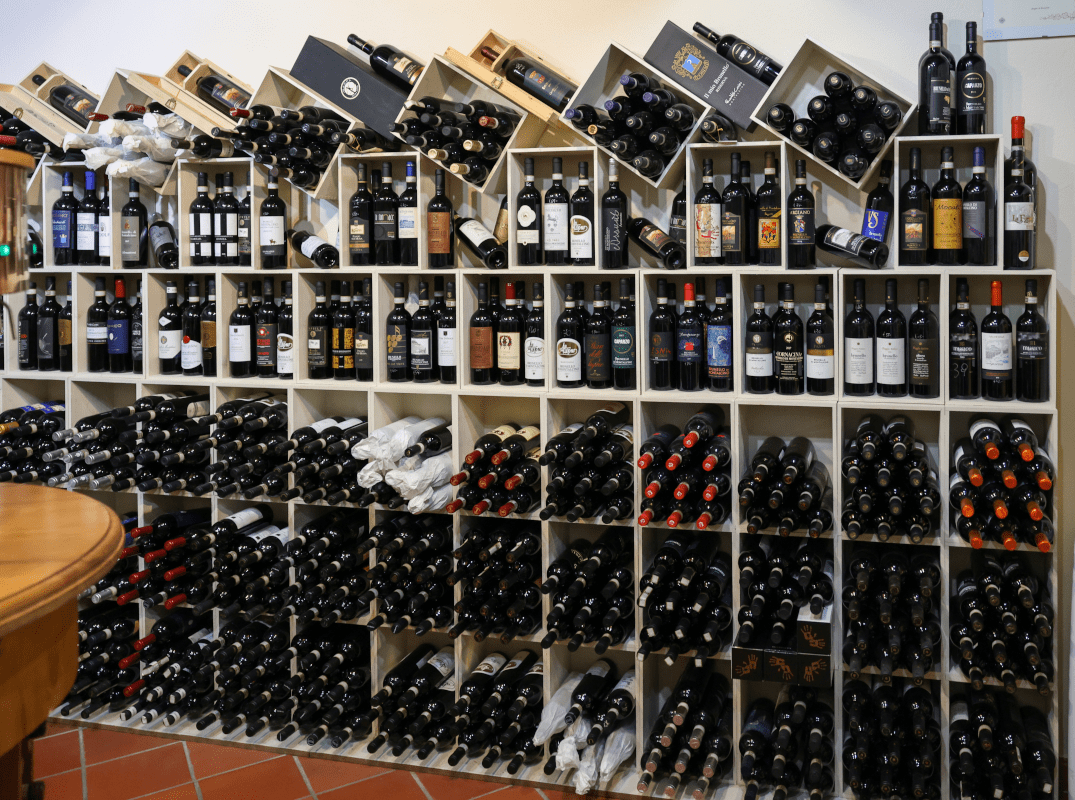 Cave à vin avec bouteilles Cave à vin avec bouteilles