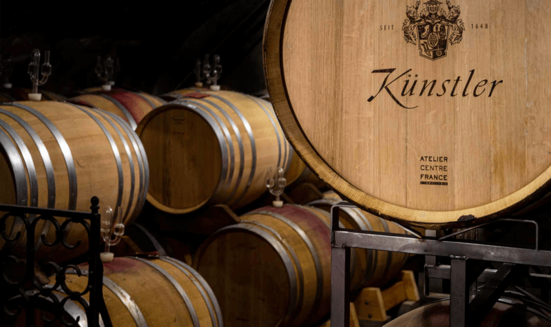 Le vin rouge mûrit en fût chez Künstler Le vin rouge mûrit en fût chez Künstler