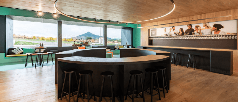 Die moderne Weinbar im Gutsgebäude von Quaderna Via Die moderne Weinbar im Gutsgebäude von Quaderna Via
