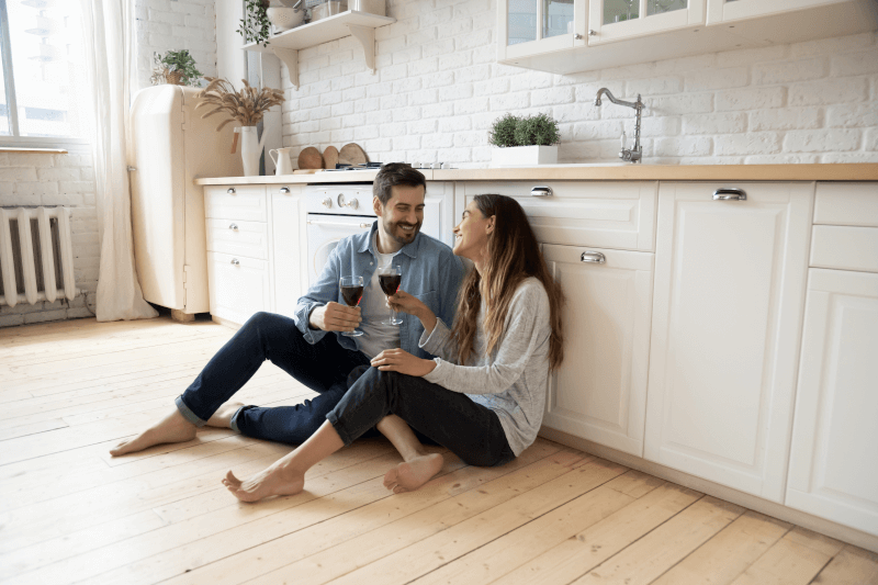 Ehepaar mit Wein auf Fussboden Ehepaar mit Wein auf Fussboden