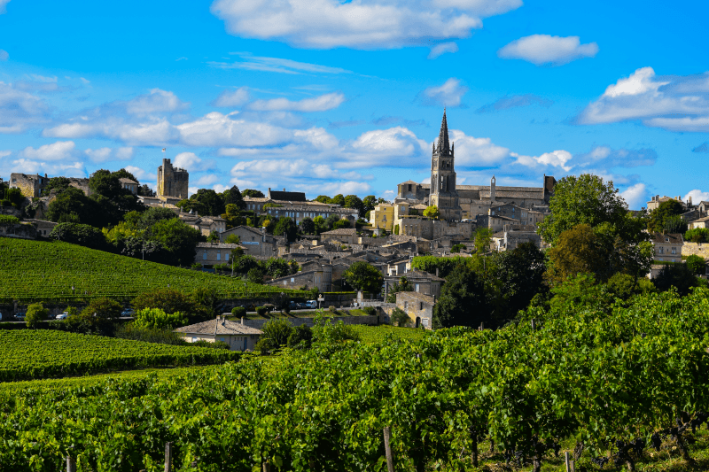 Blick auf Saint-Émilion, Heimat der Vignobles Ouzoulias Blick auf Saint-Émilion, Heimat der Vignobles Ouzoulias
