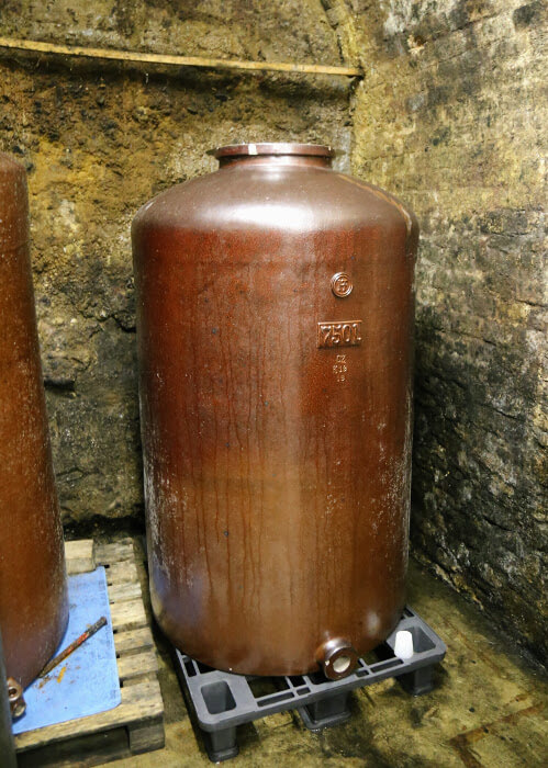 Steinzeug Gefäß im Keller von Urban Stagard Steinzeug Gefäß im Keller von Urban Stagard