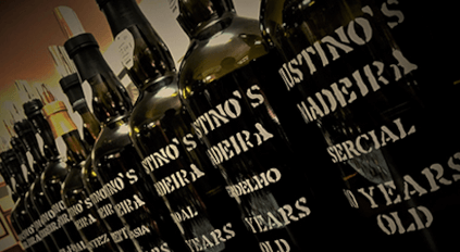 Madeira-Wein in seinen klassischen Flaschen Madeira-Wein in seinen klassischen Flaschen